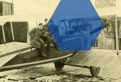 Nuotrauka iš LAM fondų. 1919 | Karo aviacijos mokyklos mokiniai A. Stašaitis, L. Šliužinskas, J. Kumpis ant lėktuvo Albatros B.II | Nuotraukos autorius nežinomas