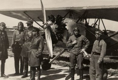 ANBO-V (1931). Karo Aviacijos mokomasis lėktuvas. Laikytas vienu stabiliausių ir patogiausių pradedančiųjų lakūnų mokymams
